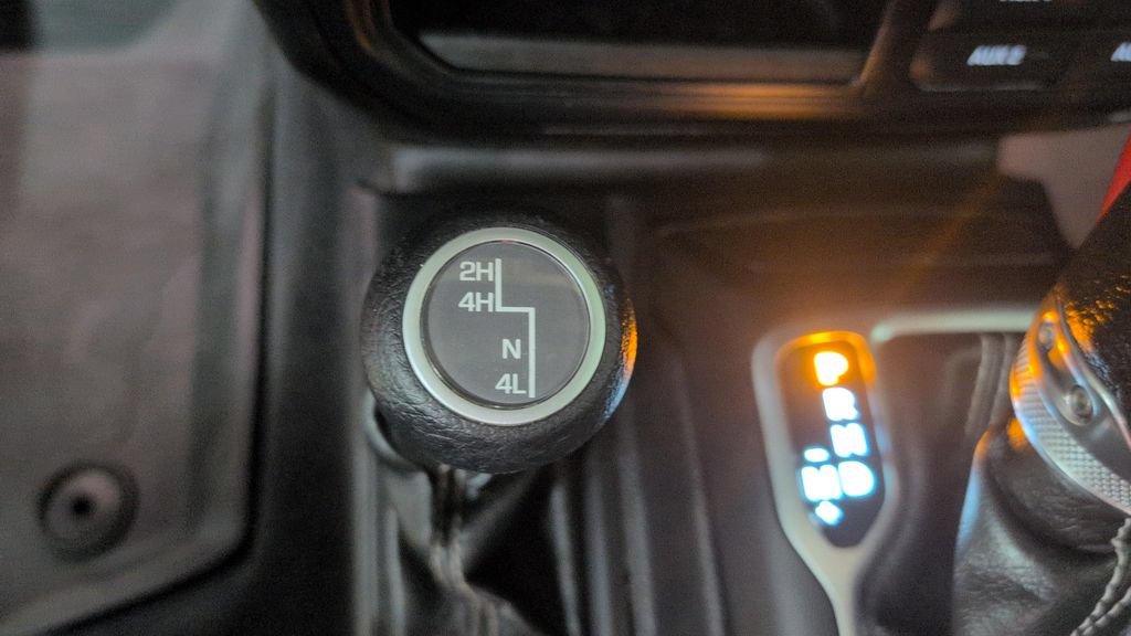 Used 2018 Jeep Wrangler Unlimited Sahara w/ Uconnect 4C Nav & Sound Group AWD/4WD image 15
