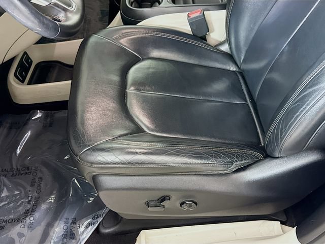 Used 2017 Chrysler Pacifica Touring-L FWD image 18