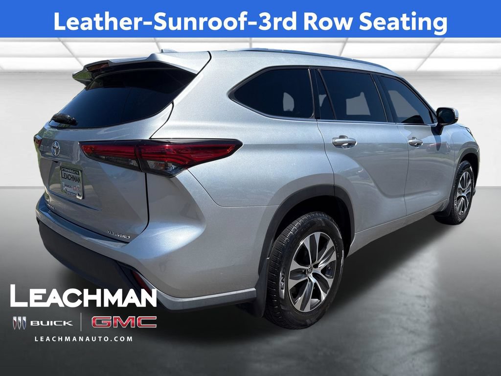 Used 2020 Toyota Highlander XLE AWD/4WD image 3