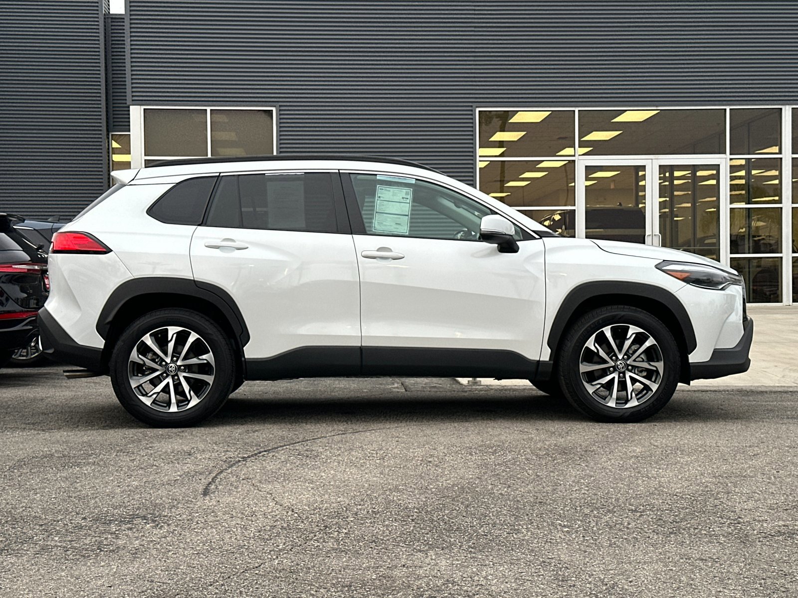 Used 2023 Toyota Corolla Cross XLE image 3