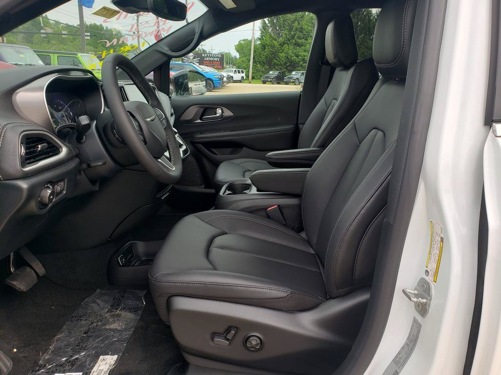 New 2026 Chrysler Pacifica Select AWD/4WD image 10