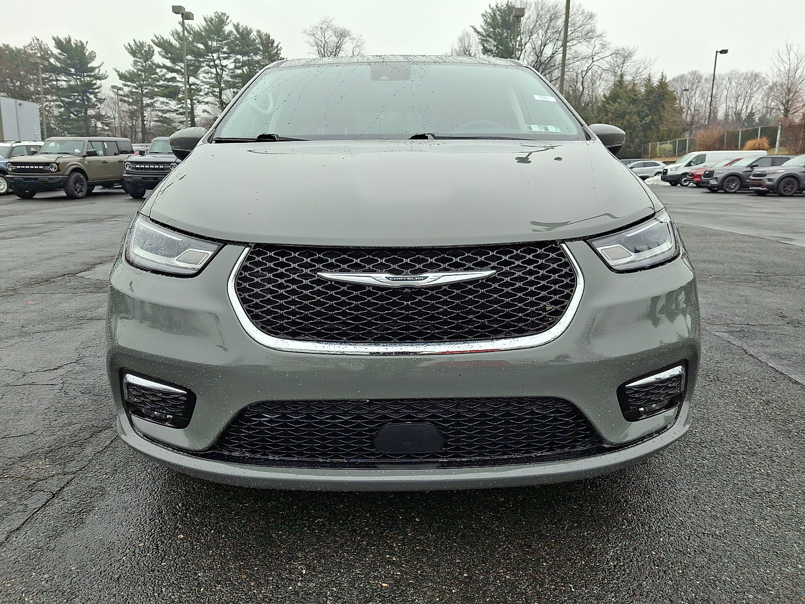 Used 2023 Chrysler Pacifica Touring-L video 2