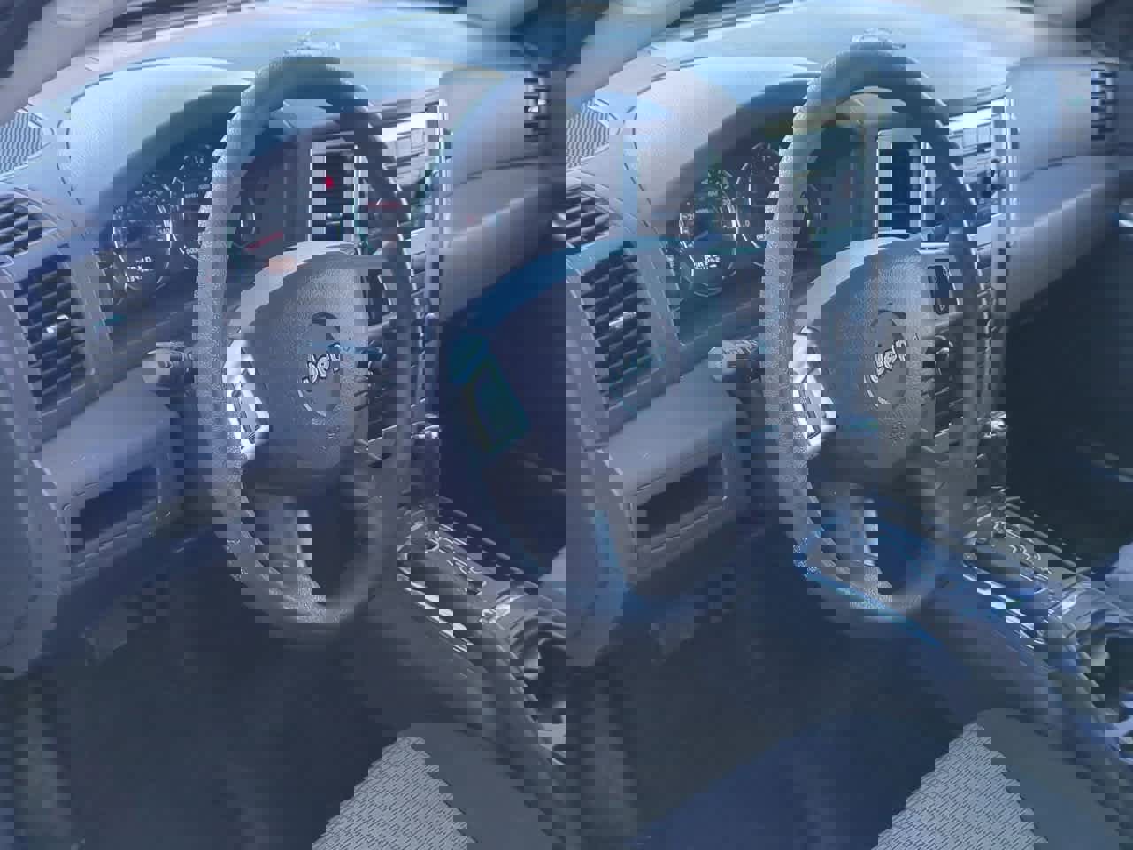 Used 2010 Jeep Grand Cherokee Laredo image 2