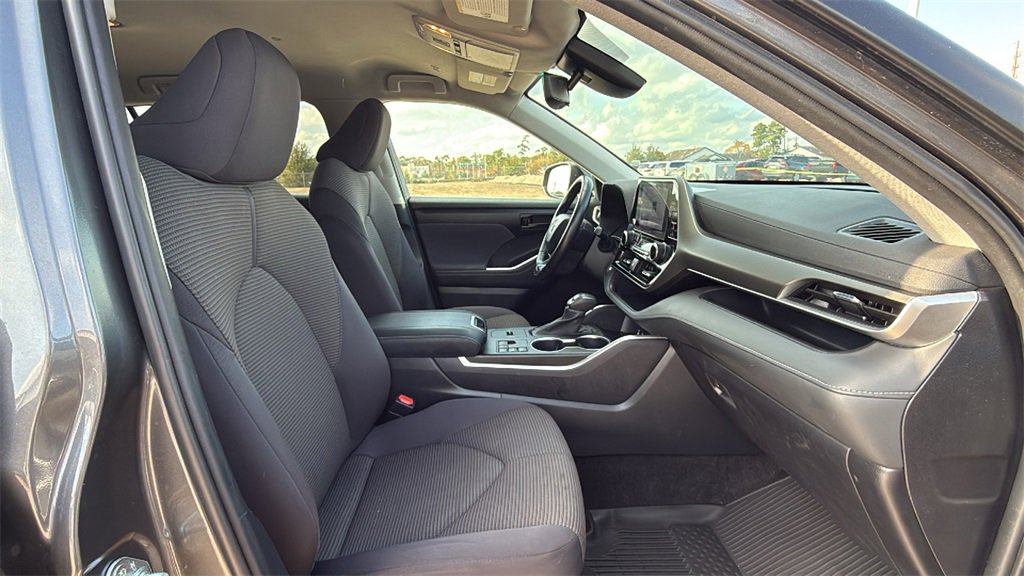 Used 2023 Toyota Highlander LE image 35