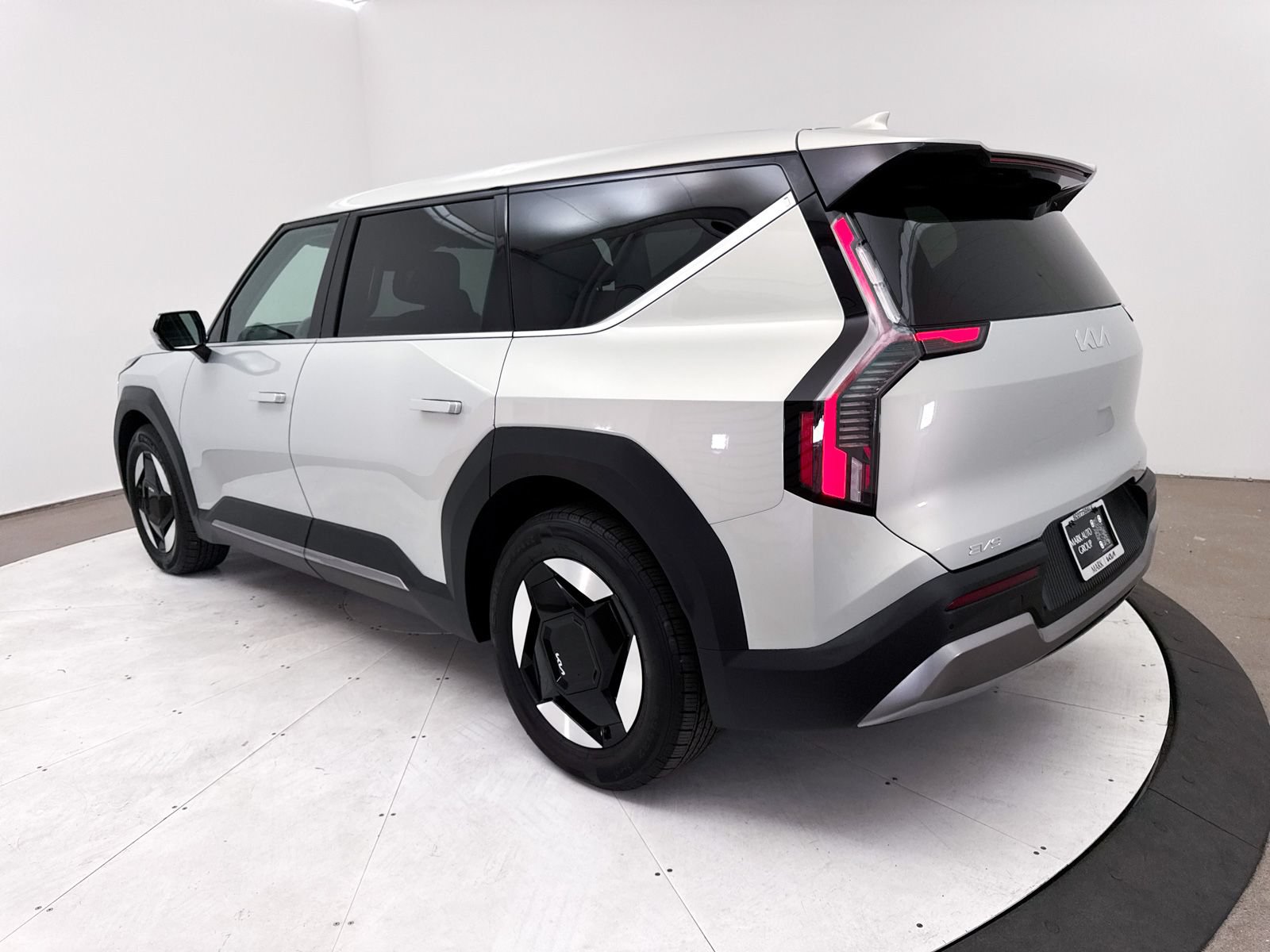 Certified 2024 Kia EV9 Light Long Range RWD image 17