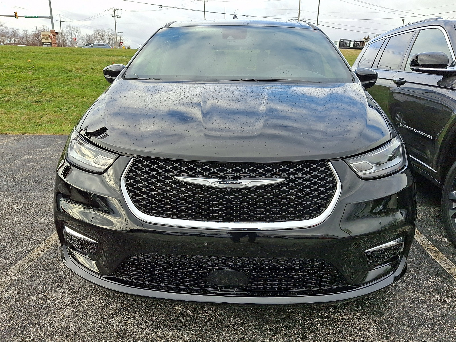 Used 2025 Chrysler Pacifica Select image 3