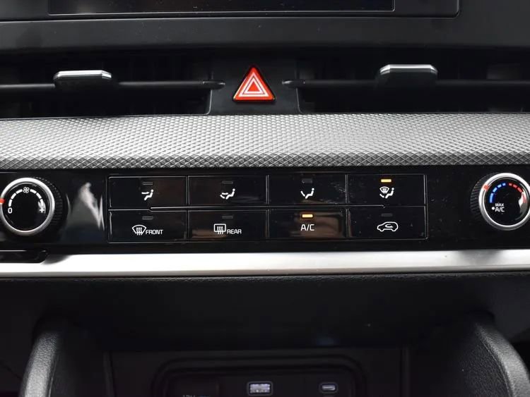 Used 2025 Kia Sportage LX image 32