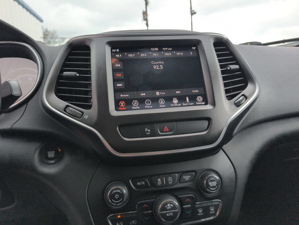 Used 2019 Jeep Cherokee Trailhawk AWD/4WD image 14