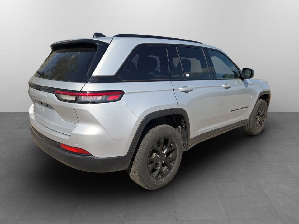 Used 2025 Jeep Grand Cherokee Altitude AWD/4WD image 7