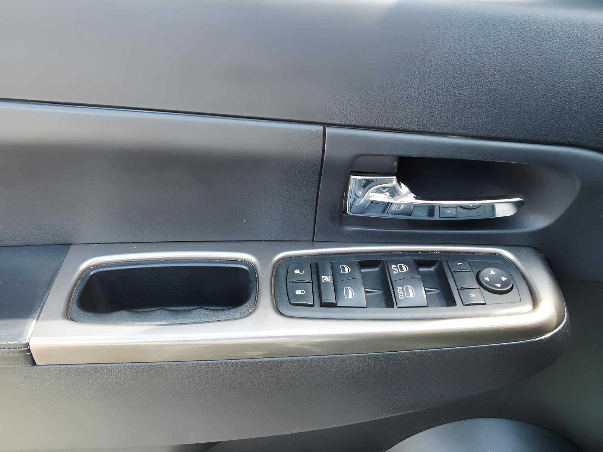 Used 2012 Jeep Liberty Limited Jet w/ Chrome Accents Group image 18