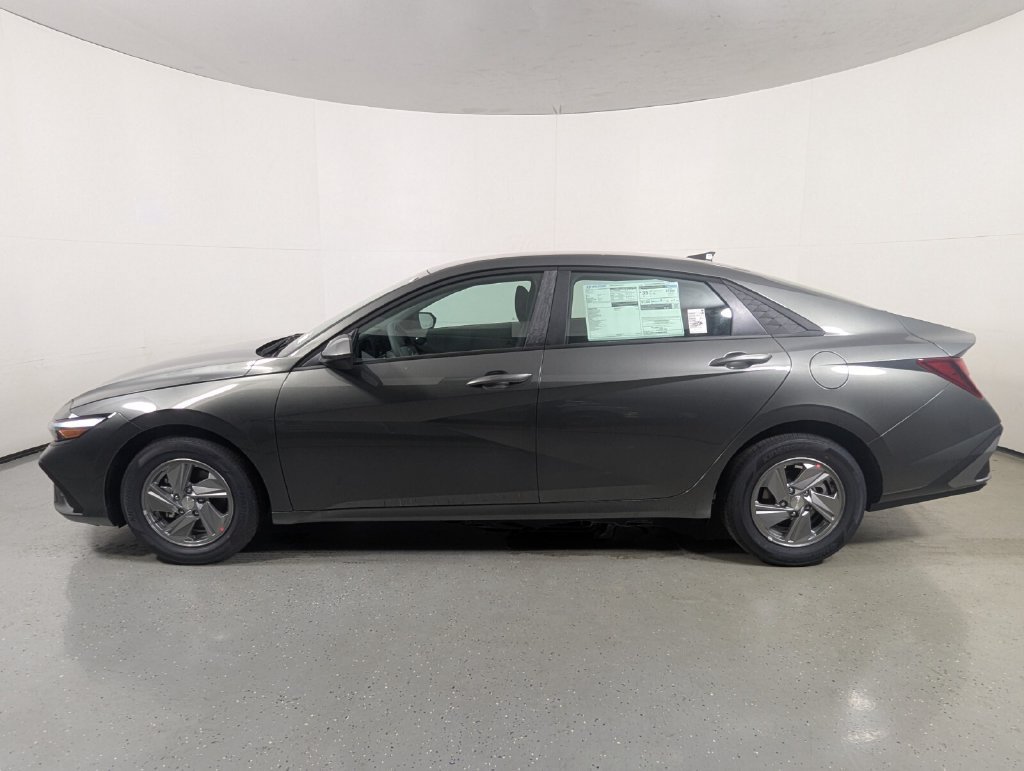 Certified 2026 Hyundai Elantra SE FWD image 4