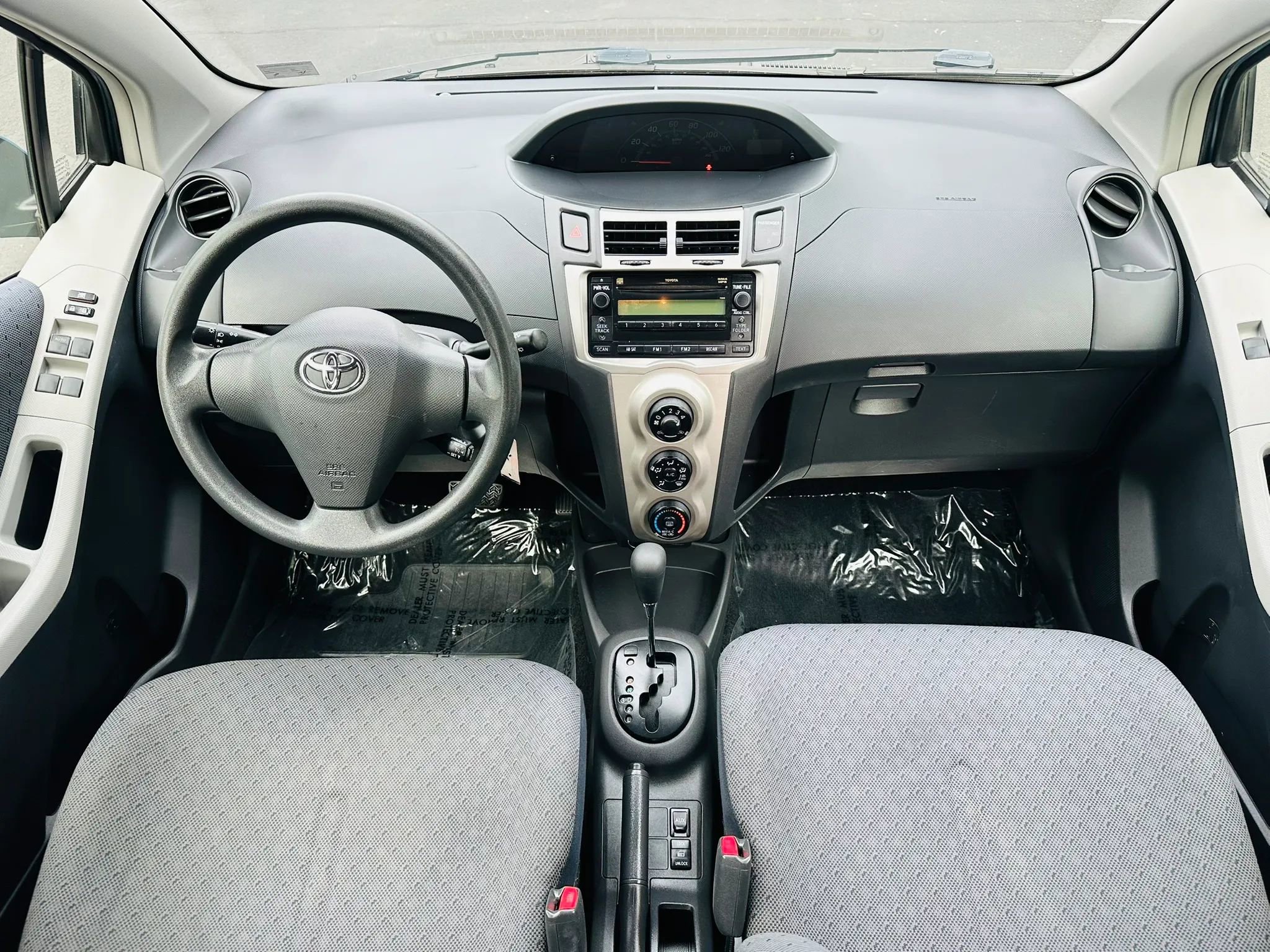 Used 2010 Toyota Yaris 4-Door Hatchback FWD image 9