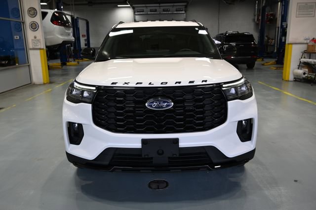 Used 2025 Ford Explorer ST-Line w/ ST-Line Street Pack AWD/4WD image 2