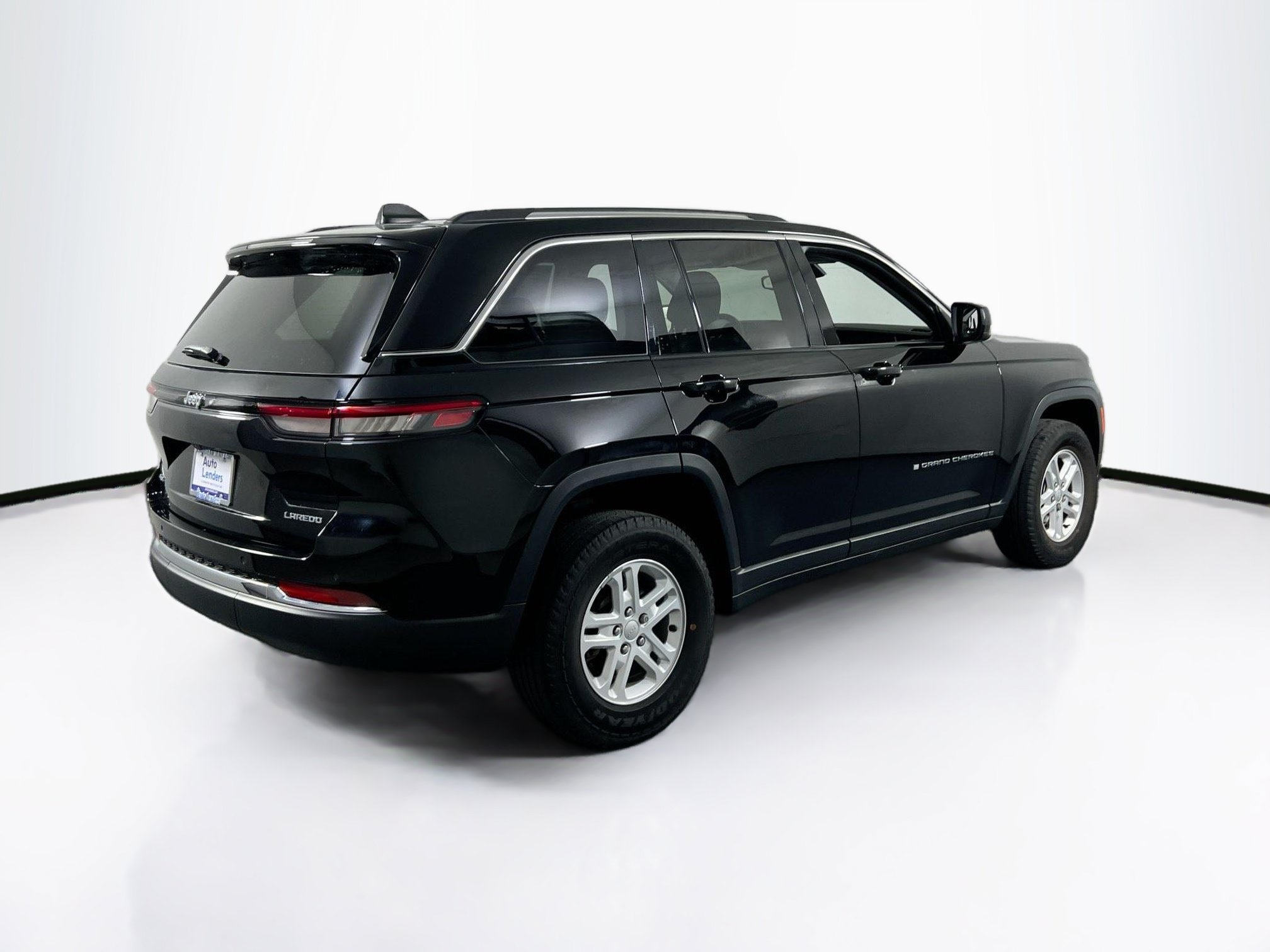 Used 2023 Jeep Grand Cherokee Laredo w/ Luxury Tech Group I AWD/4WD image 5