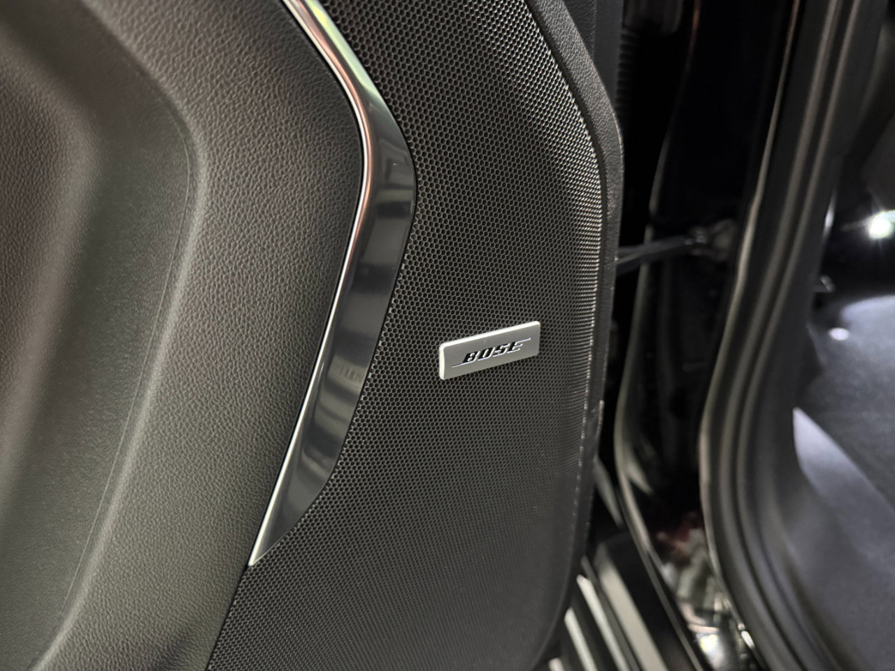 Used 2023 Chevrolet Suburban Premier image 18