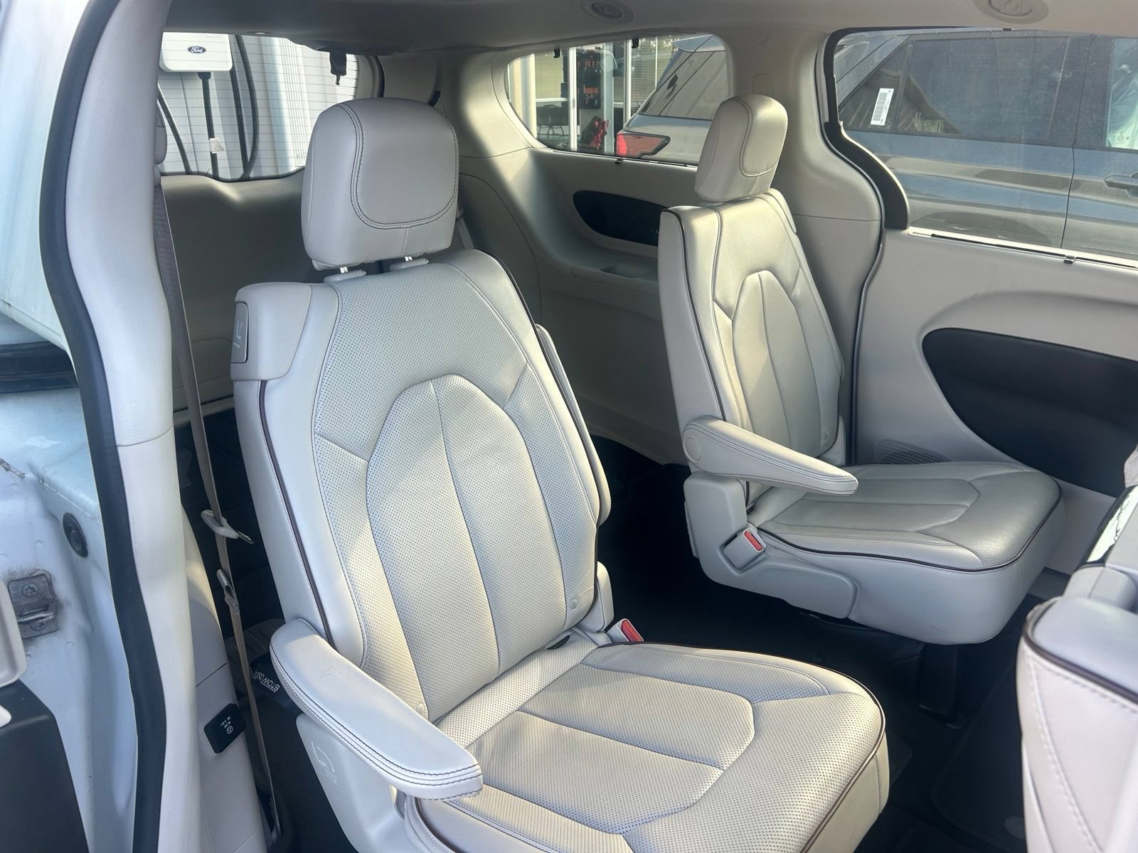 Used 2017 Chrysler Pacifica Limited w/ UConnect Theater Package FWD image 15