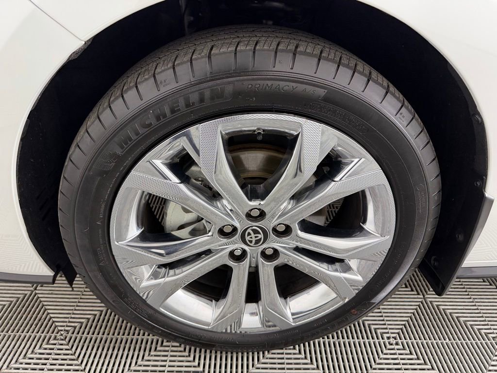 Used 2024 Toyota Sienna Platinum FWD image 11