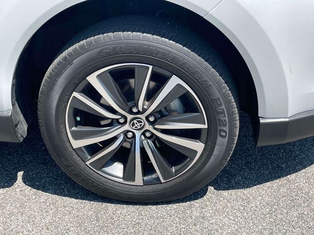 Used 2023 Toyota Venza LE AWD/4WD image 11