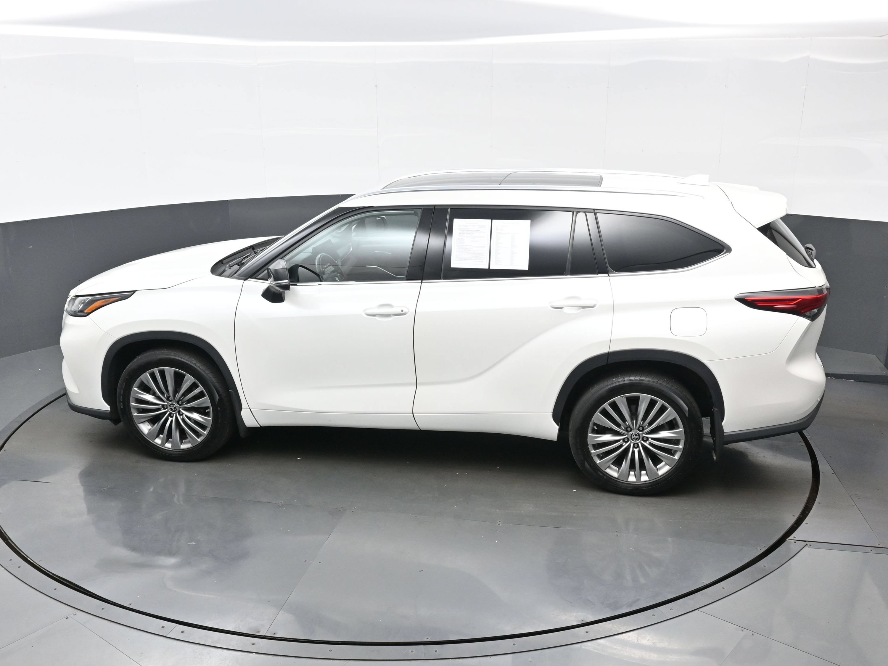 Used 2021 Toyota Highlander Platinum AWD/4WD image 36