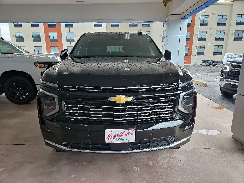 Used 2025 Chevrolet Suburban High Country AWD/4WD image 3