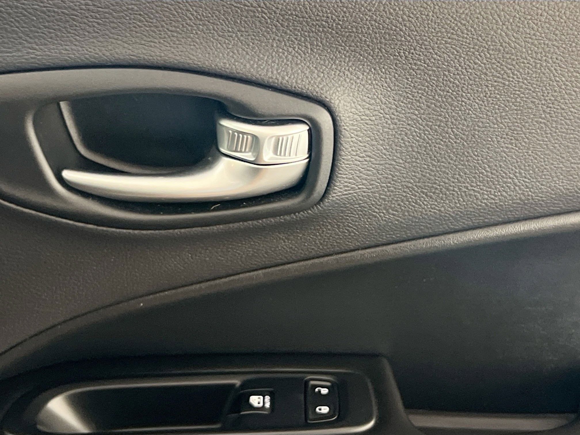 Used 2018 Jeep Compass Latitude w/ Cold Weather Group image 32