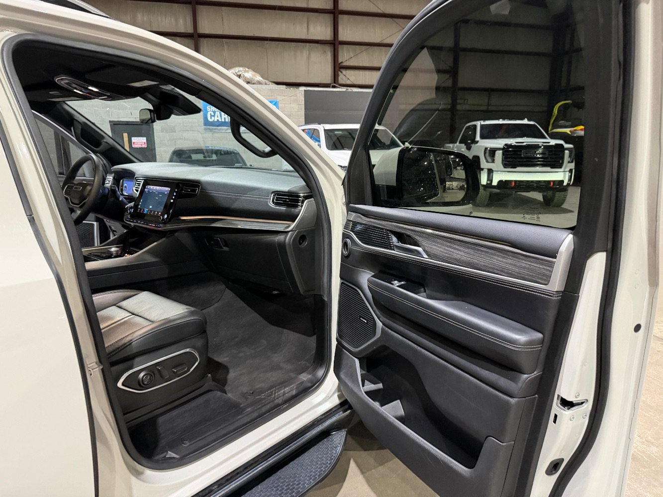 Used 2022 Jeep Wagoneer Series III RWD image 25