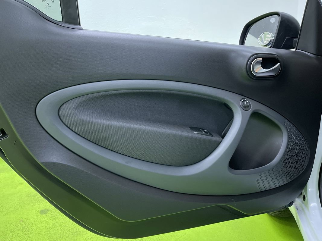 Used 2016 smart fortwo passion image 14
