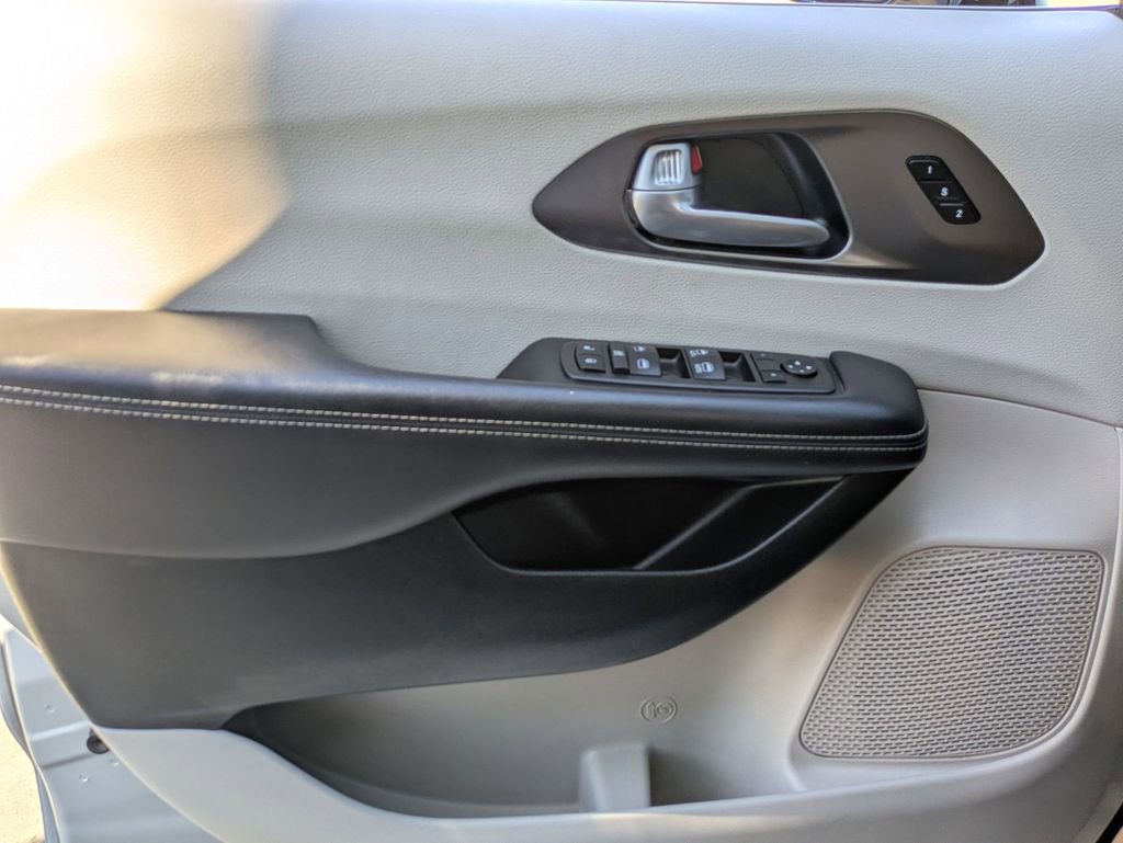 Used 2024 Chrysler Pacifica Touring-L image 11