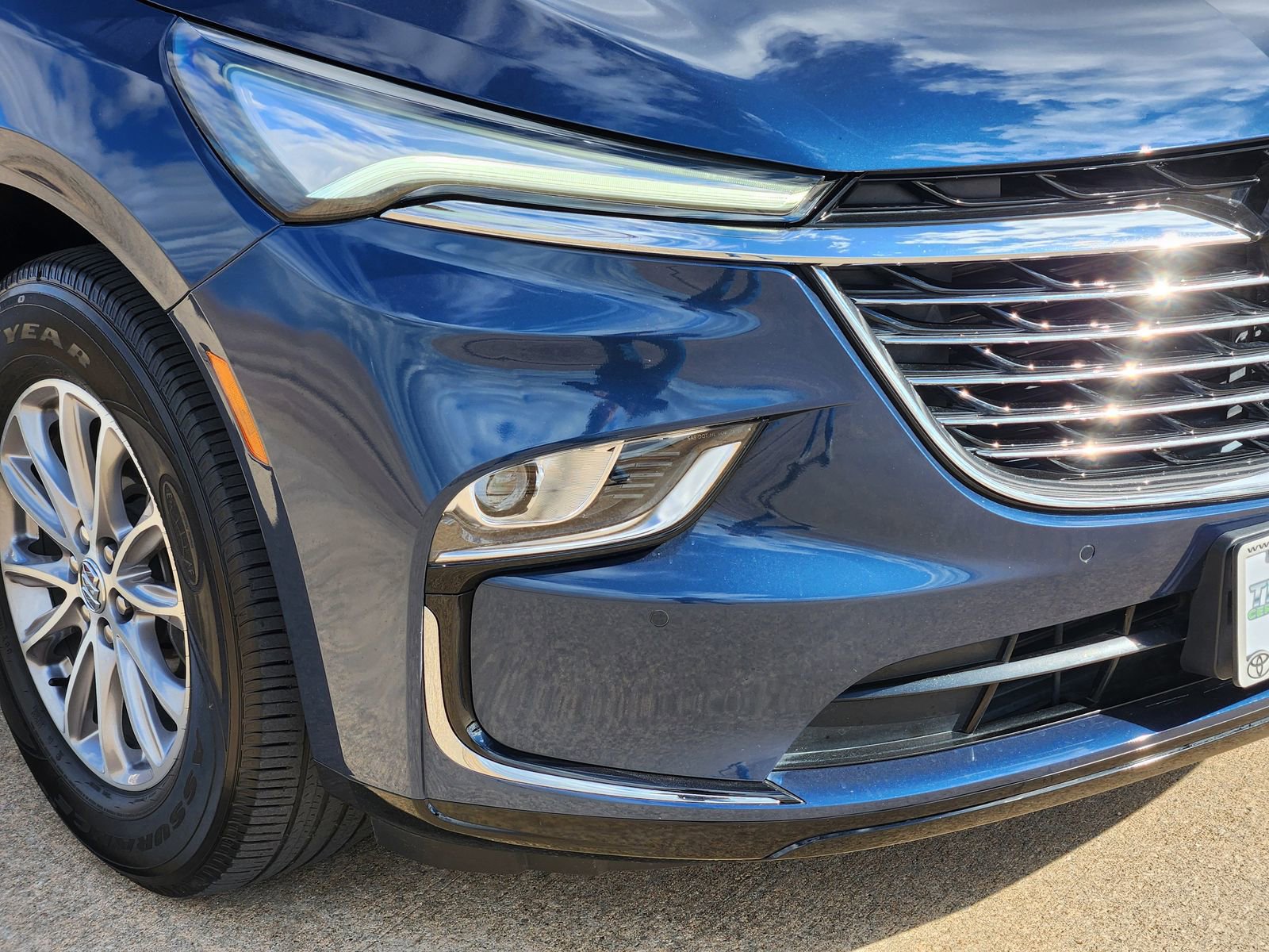 Used 2024 Buick Enclave Essence image 11