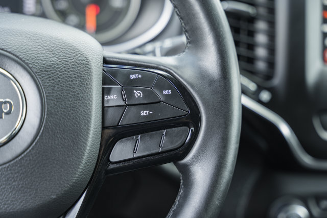 Used 2019 Jeep Cherokee Latitude Plus AWD/4WD image 29