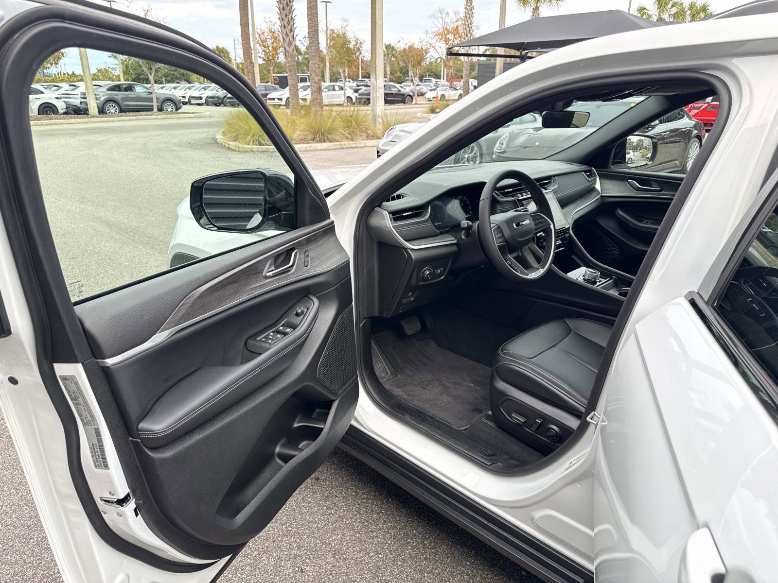 Used 2025 Jeep Grand Cherokee Limited w/ Black Appearance Package image 20