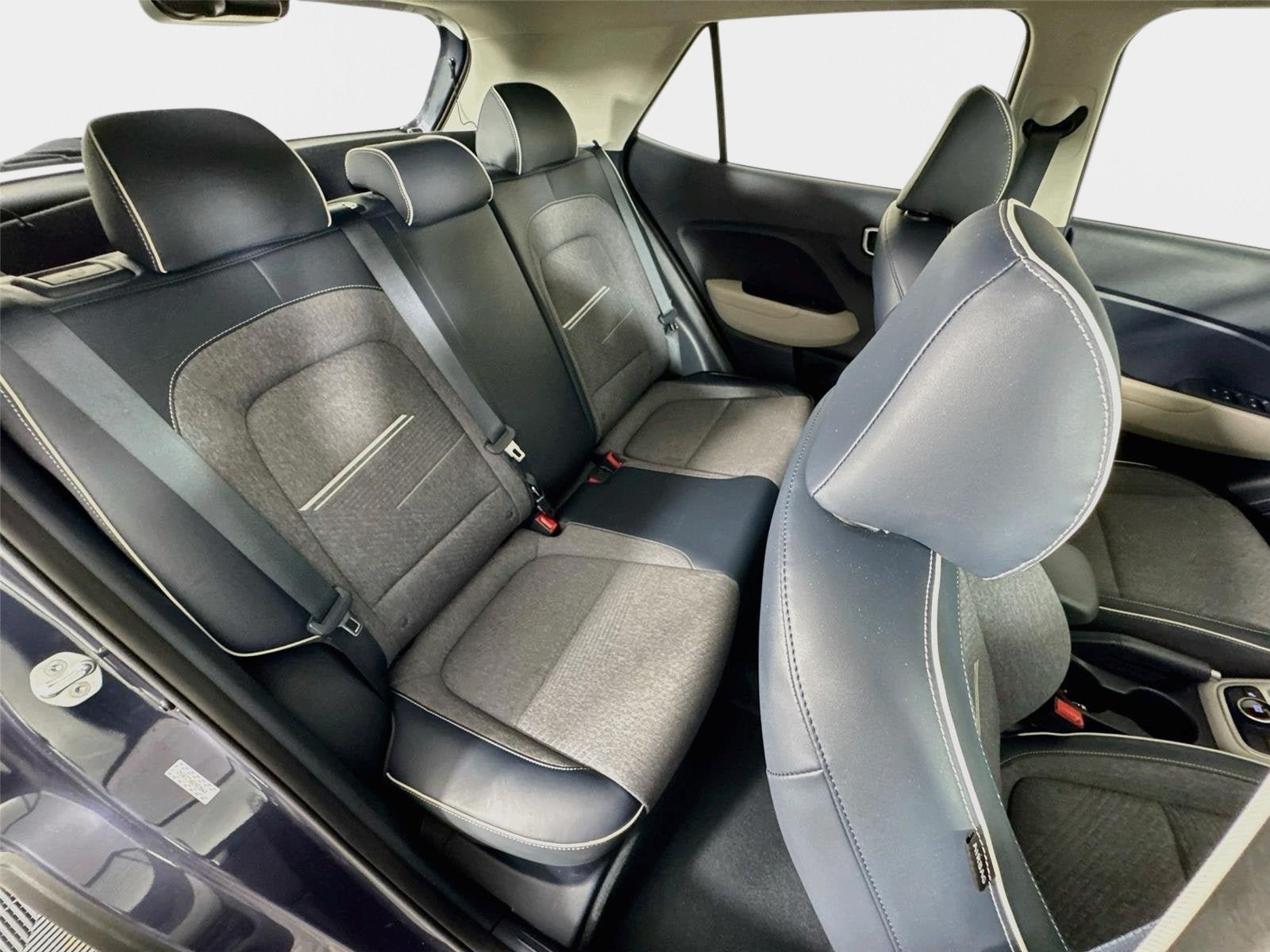 Used 2023 Hyundai Venue Limited w/ Cargo Package FWD image 27