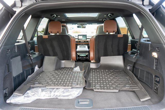 Used 2024 Lincoln Aviator Reserve w/ Equipment Group 201A image 10