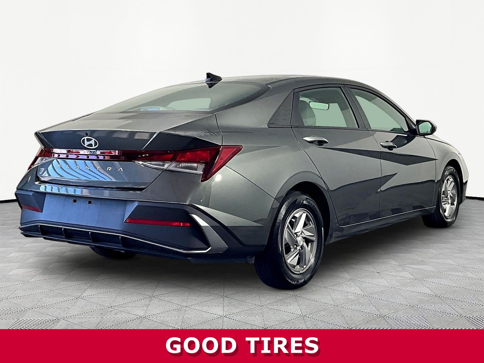Used 2025 Hyundai Elantra SE FWD image 6