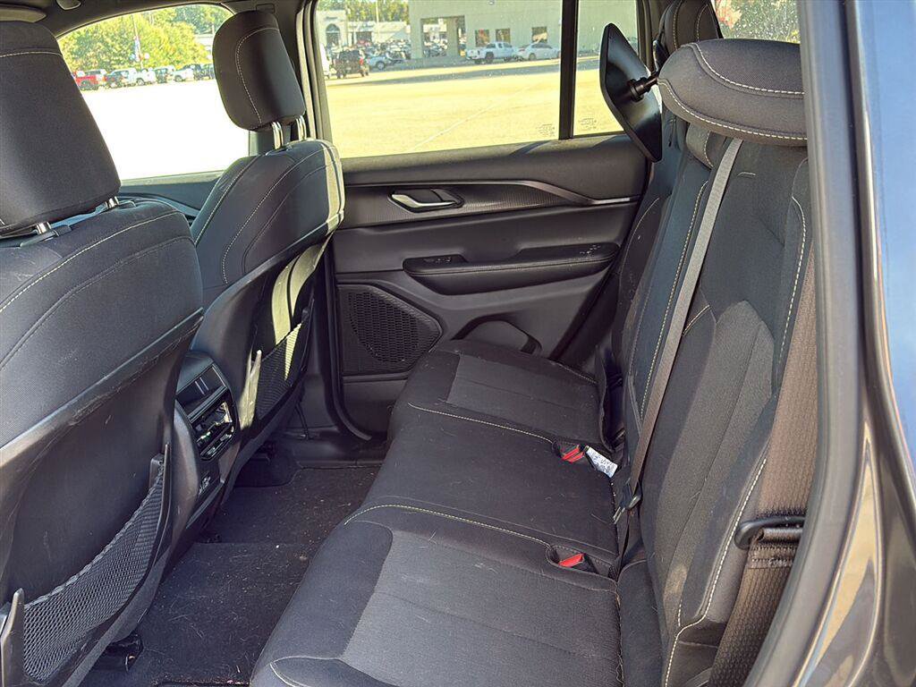 Used 2025 Jeep Grand Cherokee Laredo RWD image 6