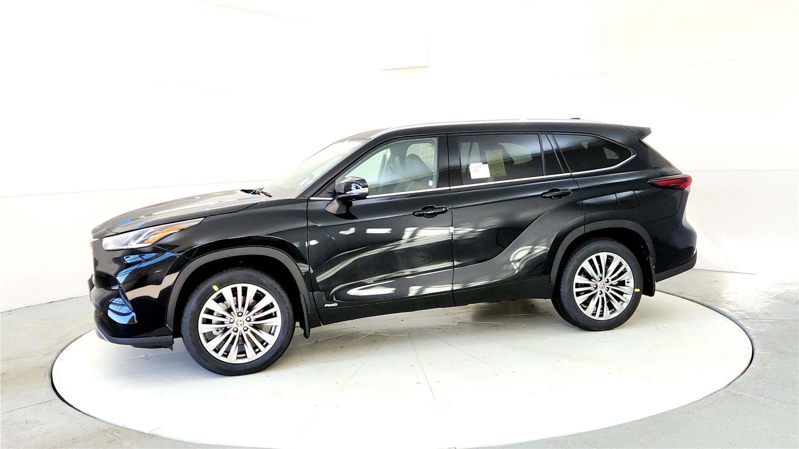 New 2026 Toyota Highlander Platinum image 3