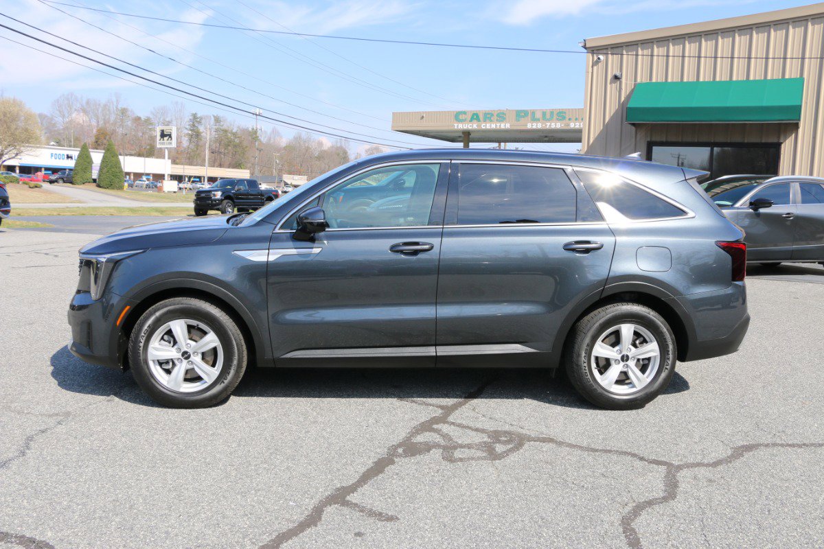 Used 2024 Kia Sorento LX image 2
