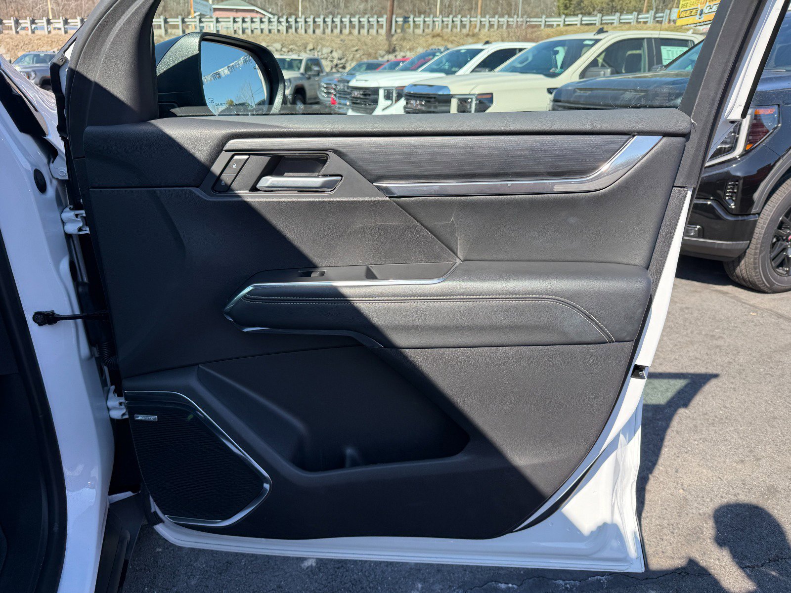 Used 2025 GMC Acadia Elevation image 23