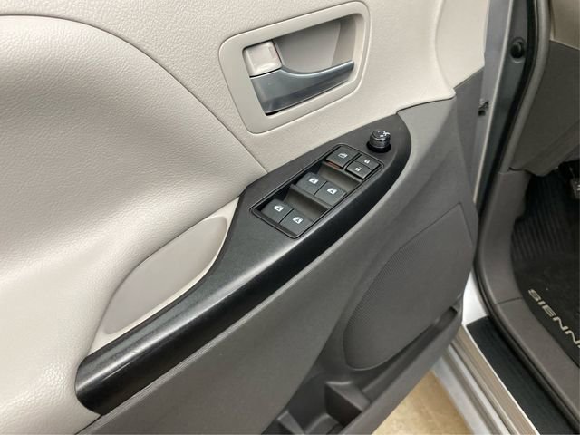Used 2017 Toyota Sienna LE image 24
