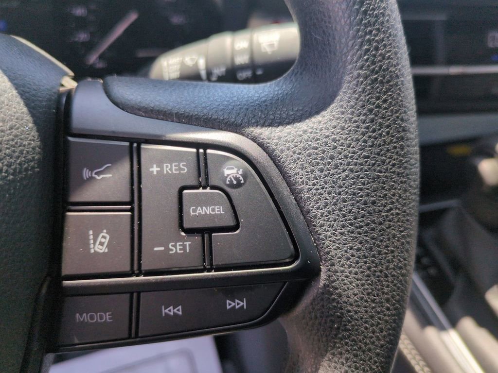 Used 2025 Toyota Sienna LE w/ LE Plus Package FWD image 18