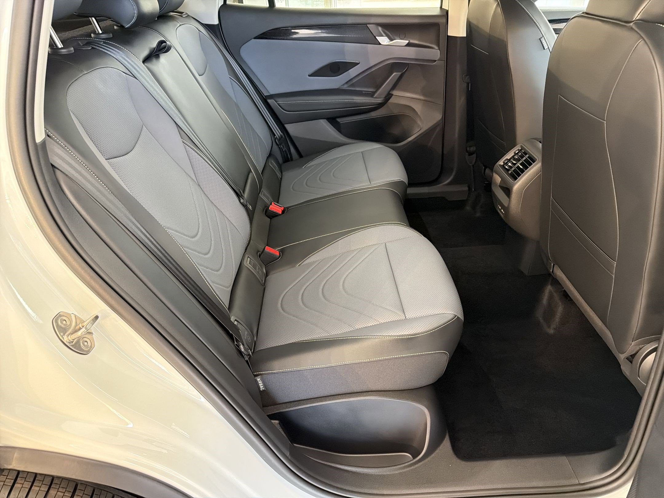 New 2026 Volkswagen Tiguan SE FWD image 28