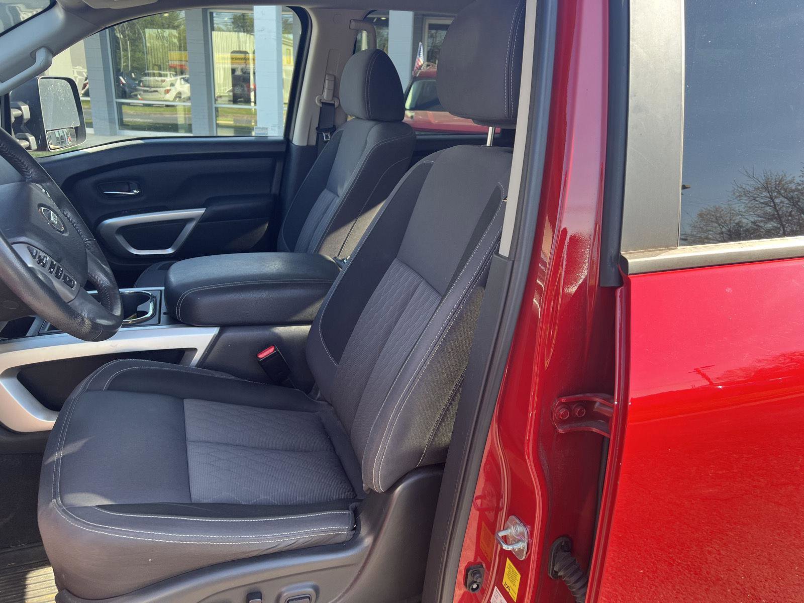 Used 2021 Nissan Titan SV w/ SV Convenience Package AWD/4WD image 11