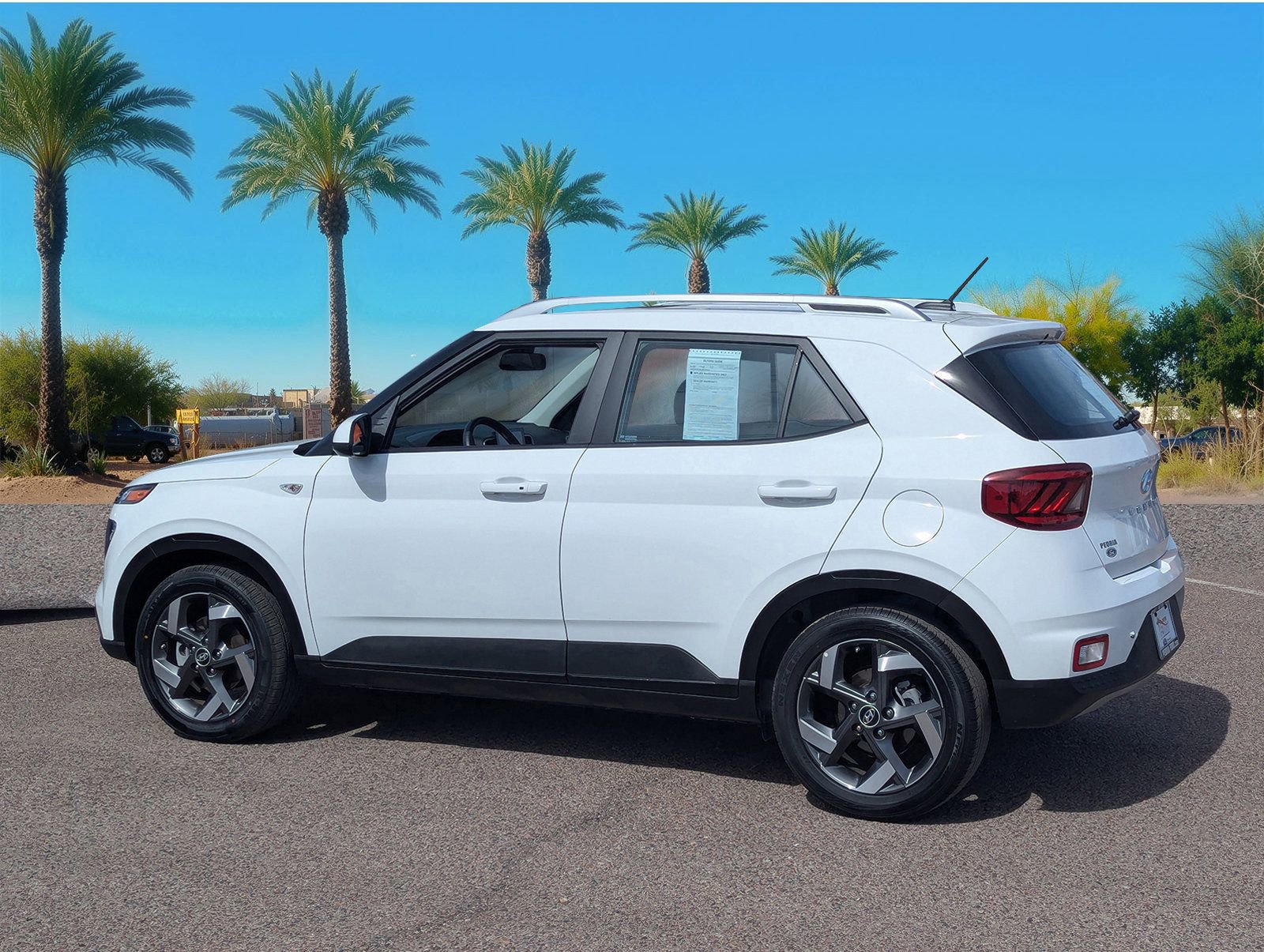 Used 2025 Hyundai Venue SEL image 3