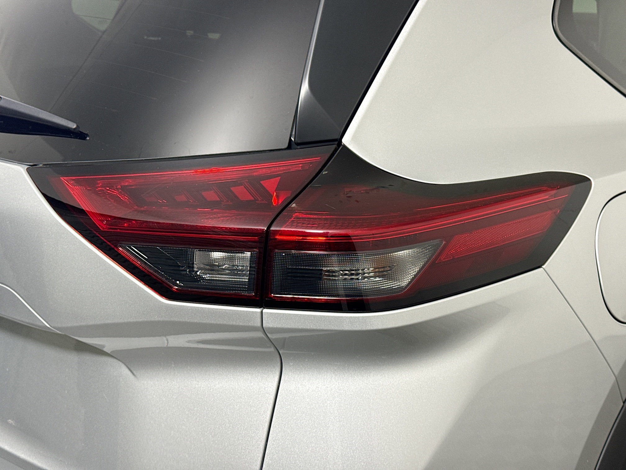 Used 2025 Nissan Rogue SV image 34