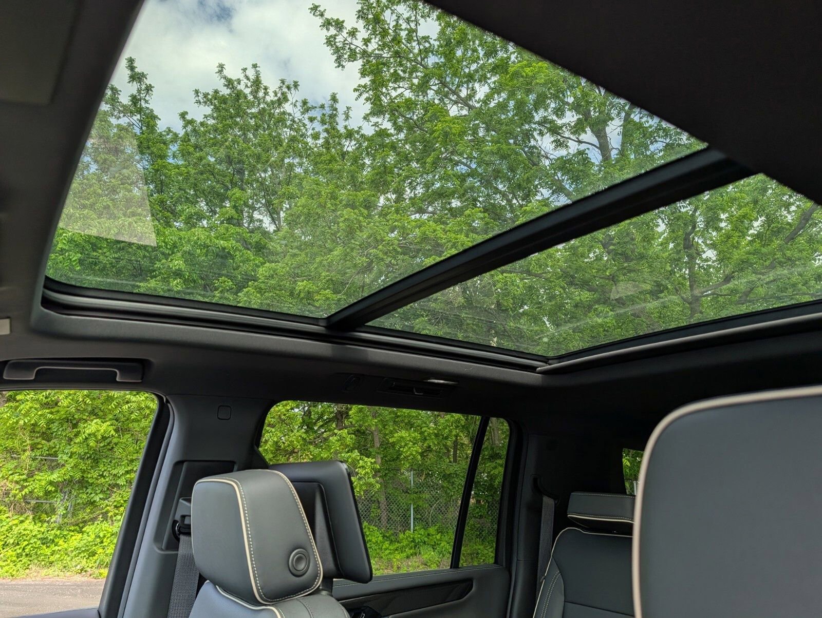 New 2026 GMC Yukon XL Elevation w/ Elevation Premium Package AWD/4WD image 3