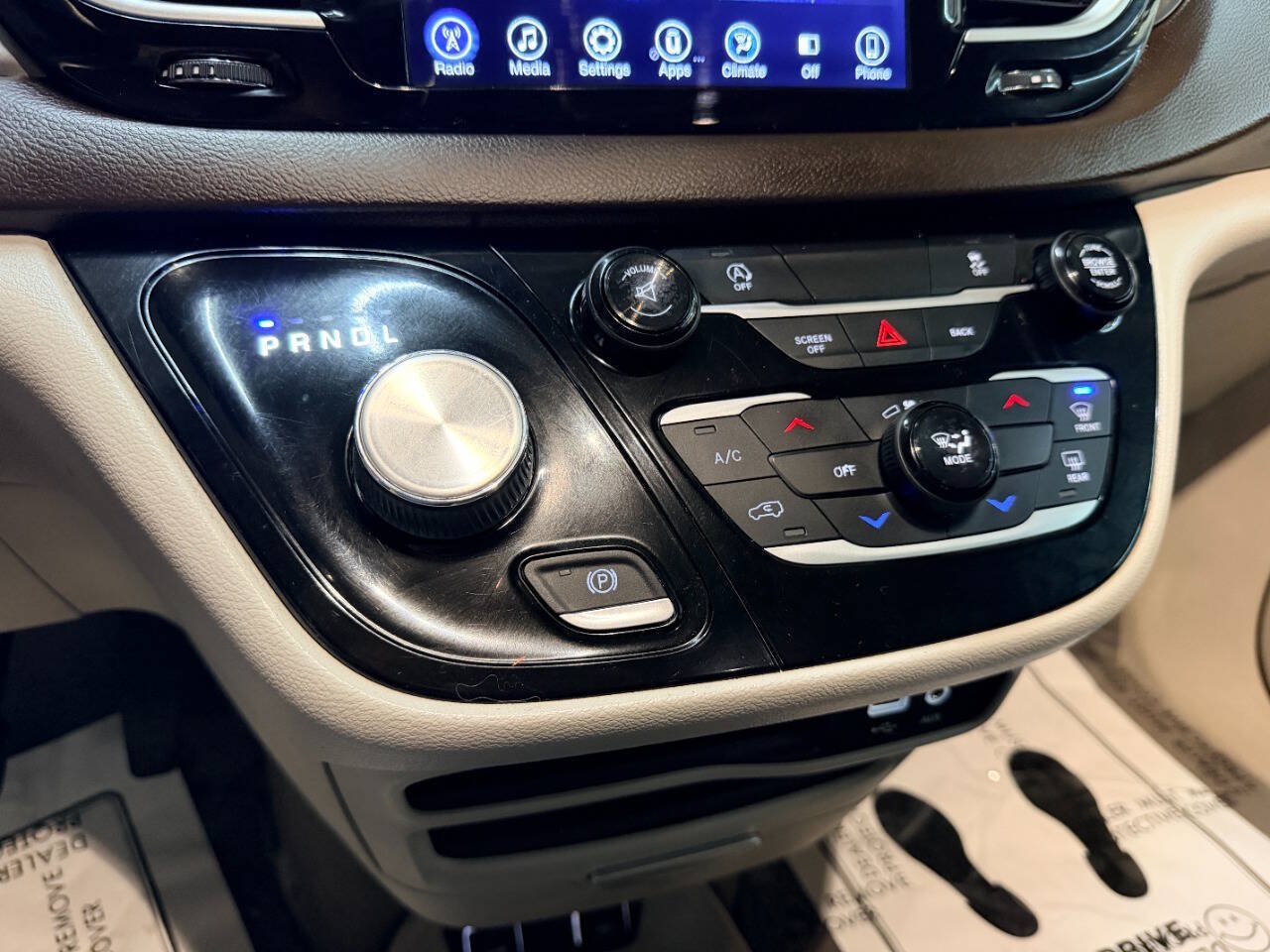 Used 2017 Chrysler Pacifica Touring FWD image 38
