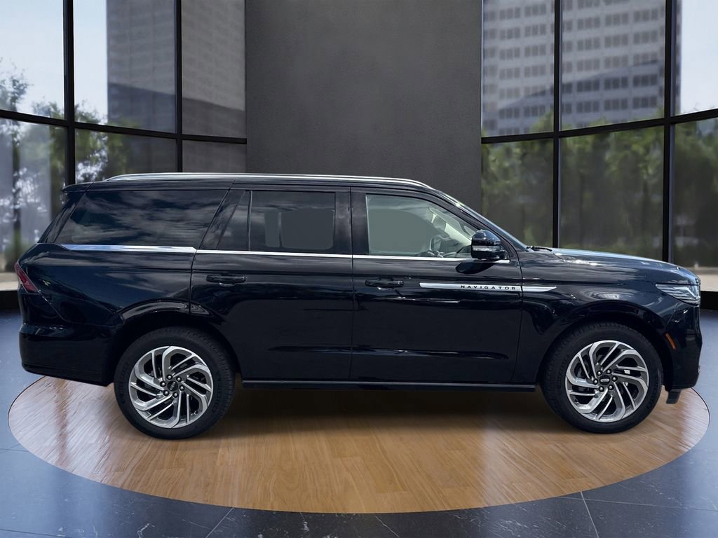 Used 2025 Lincoln Navigator Reserve image 2
