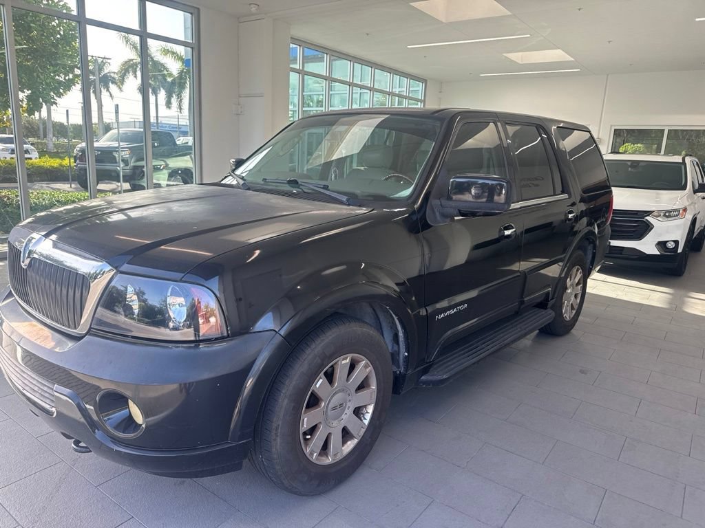 Used 2004 Lincoln Navigator Luxury RWD image 2