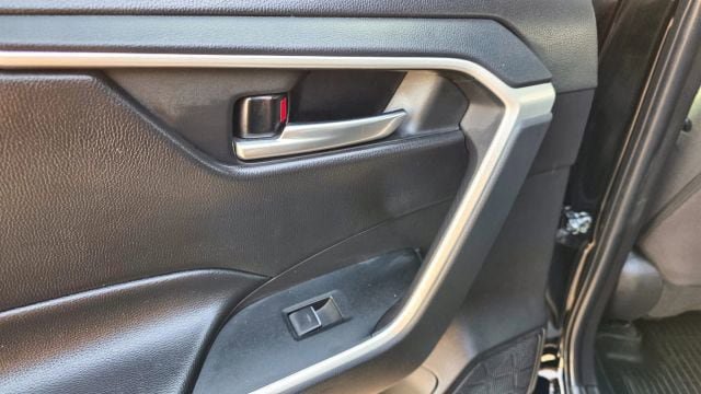 Used 2022 Toyota RAV4 SE w/ Convenience Package image 27