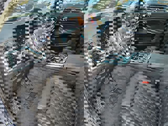 Used 2024 BMW X7 xDrive40i image 2